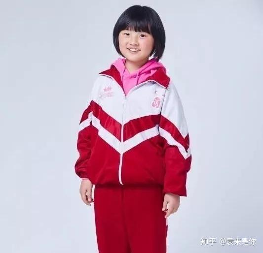 就是那个齐刘海,苹果脸,来自辽宁的一座小村庄的六年级小女孩.
