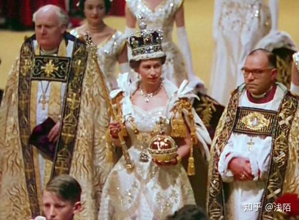 作为英国皇室权力象征的帝国王冠及权杖,所镶嵌的钻石