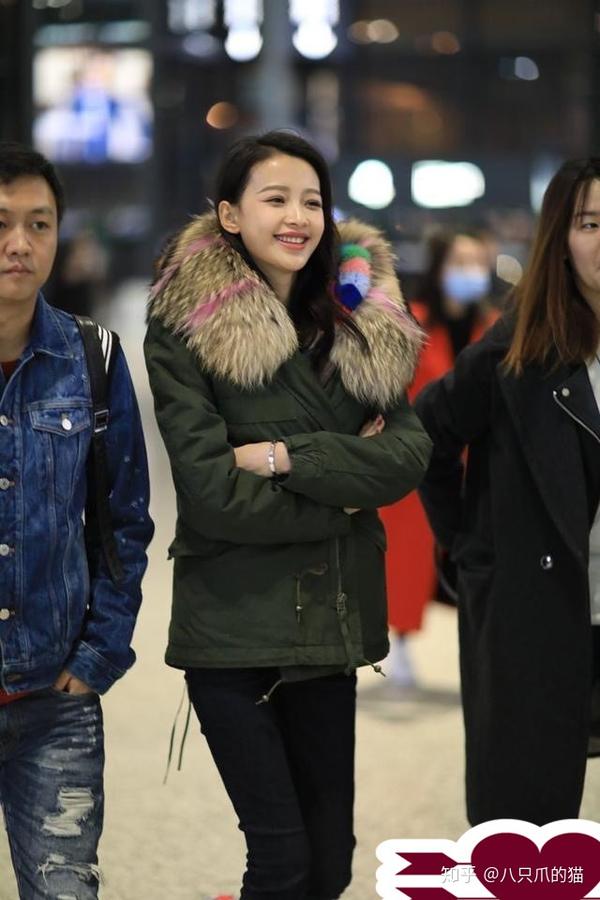 小杨巡现实中妻子真瘦机场紧拢羽绒服包裹严实细腿仍抢镜