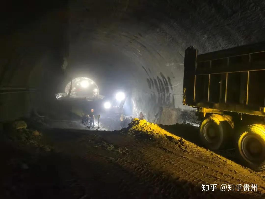 贵州思南大岩关隧道顺利贯通