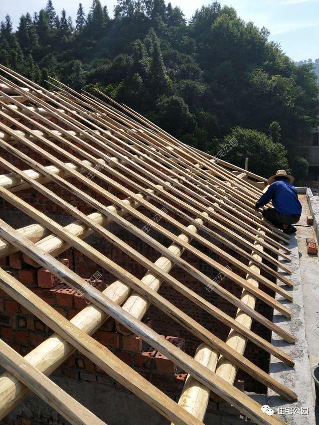 6,挂瓦.挂瓦的施工很简单,最重要的是注意安全.