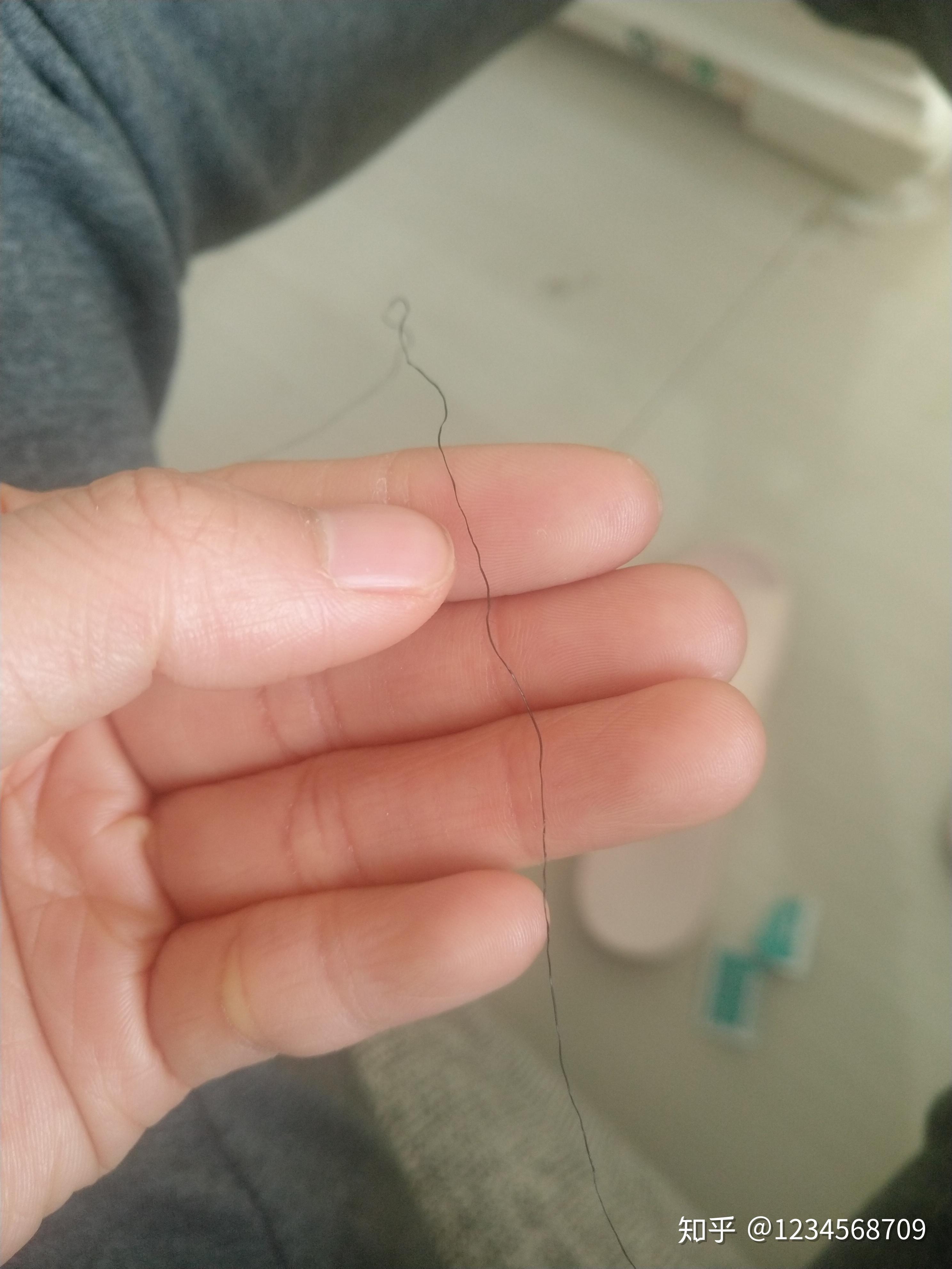 为什么我会有部分头发的发尾像钢丝一样弯曲是什么原因造成的属于沙发
