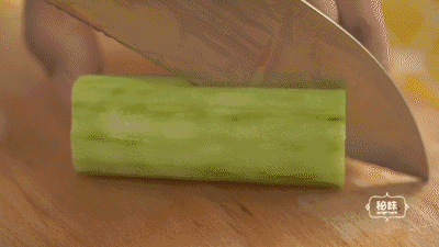 把切好的龙利鱼块放辣酱中拌匀,腌制10分钟后放入烤盘,烤箱预热至170