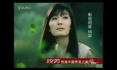 放张最惊悚的吧,来自08年拉芳广告,当时杨幂老师是赵薇的背景板.