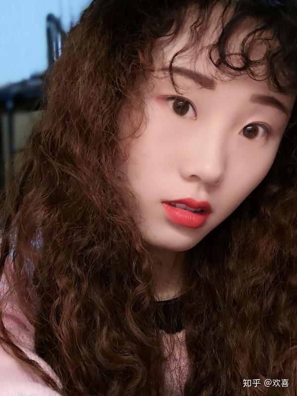 我现在头发及肩,被希琳娜依高的泡面头电中了,非常想烫一个类似的摇滚
