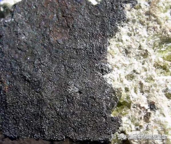 石陨石(上面绿色的橄榄石颗粒清晰可见)