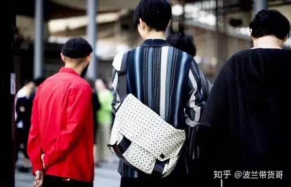 2019年要继续火lv的邮差包,吴亦凡代言,杨幂,易烊千玺
