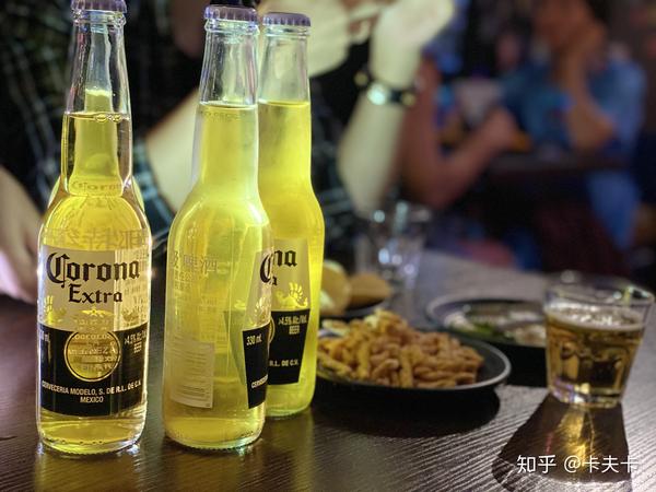 酒吧太暗了,拿手机侧面打光,拍一下啤酒.