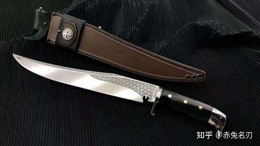 这款刀是khai突破廓尔喀狗腿弯刀限制的首款直刃型刀具,型制定位为