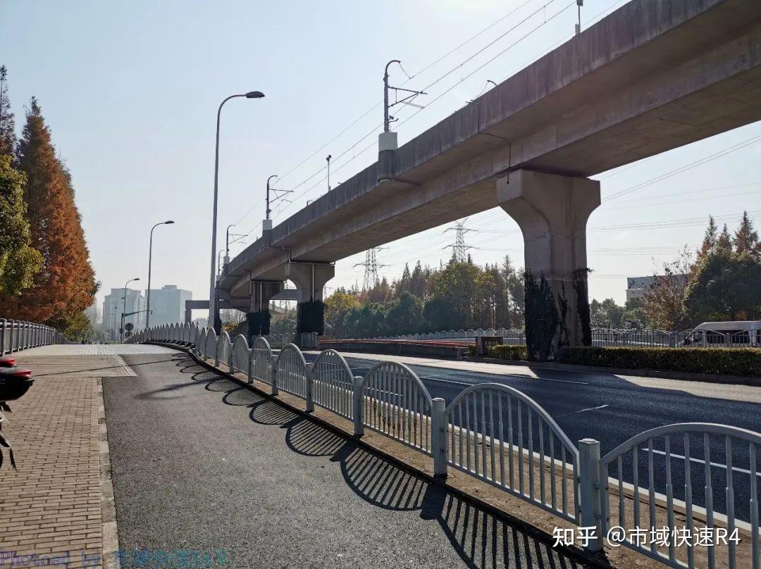 26,航津路站hangjin rd station航津路站,位于杨高北路冬融路口,高架