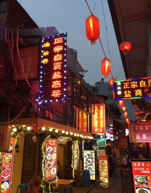 非建设路莫属了,自2017年《天天向上》中,建设路作为成都高校夜市的