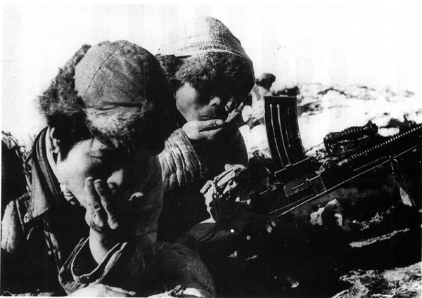 在1947年东北冬季攻势中,某部战士冒着严寒坚守在沈阳外围的公主屯