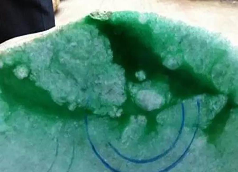 包括翡翠原石皮层上的所有信息,主要是皮颜色,砂层,蟒带, 松花,黑癣