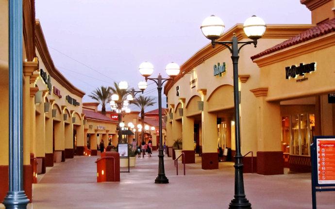 Desert Hills Premium Outlet