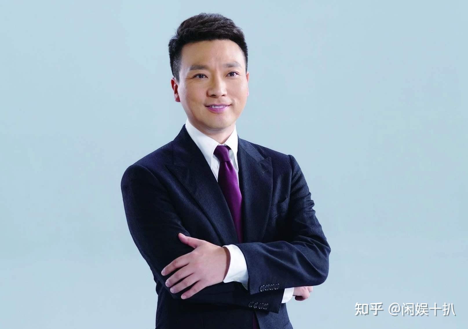 等栏目,也曾多次担任央视春晚的主持人,多次担任重大直播的播音