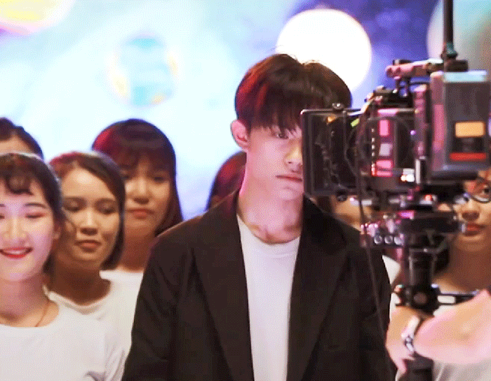 如何评价易烊千玺在《幻乐之城》中的表现?