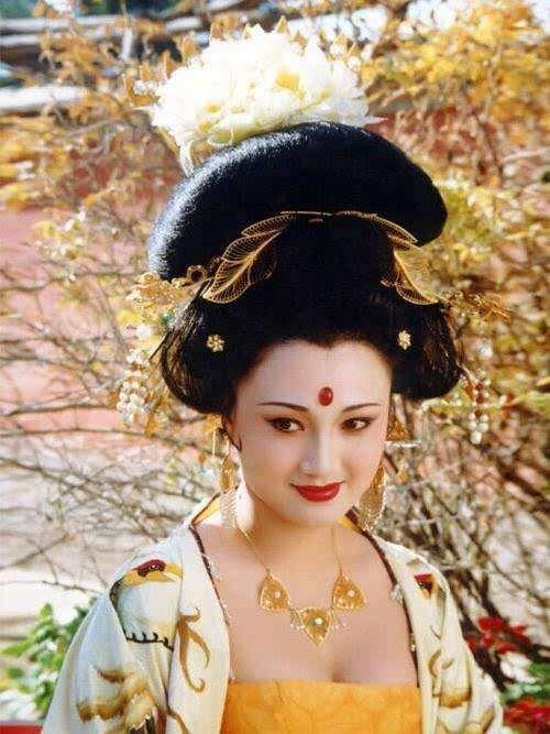 在90年代杨贵妃是这样的,很符合唐朝壁画的描写.