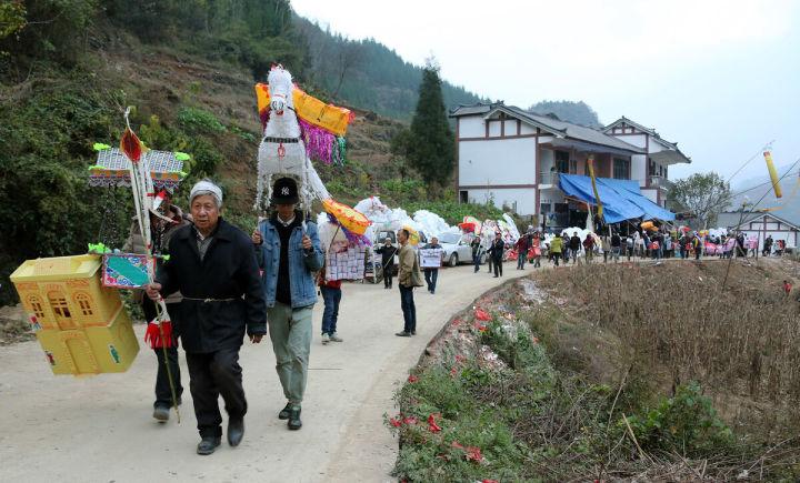 农村丧葬改革推行火葬取代土葬北京专家怒怼火葬把人当垃圾