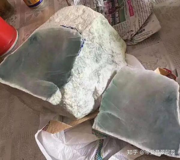 58万入手块木那翡翠原石,竟切出了1000万的玻璃种飘花