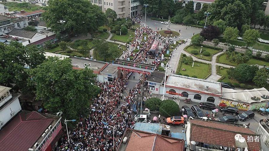 学生陆续前往毛坦厂中学篮球场上车 壮观的送考人群.