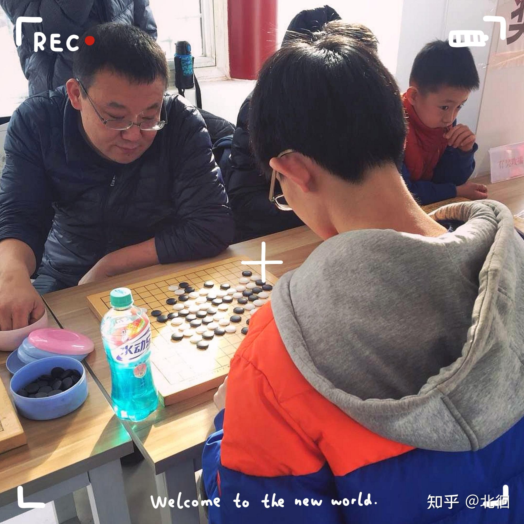 我和世界五子棋冠军殷立成的对局合影