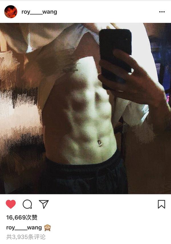 你能想象他是有八块腹肌的男人