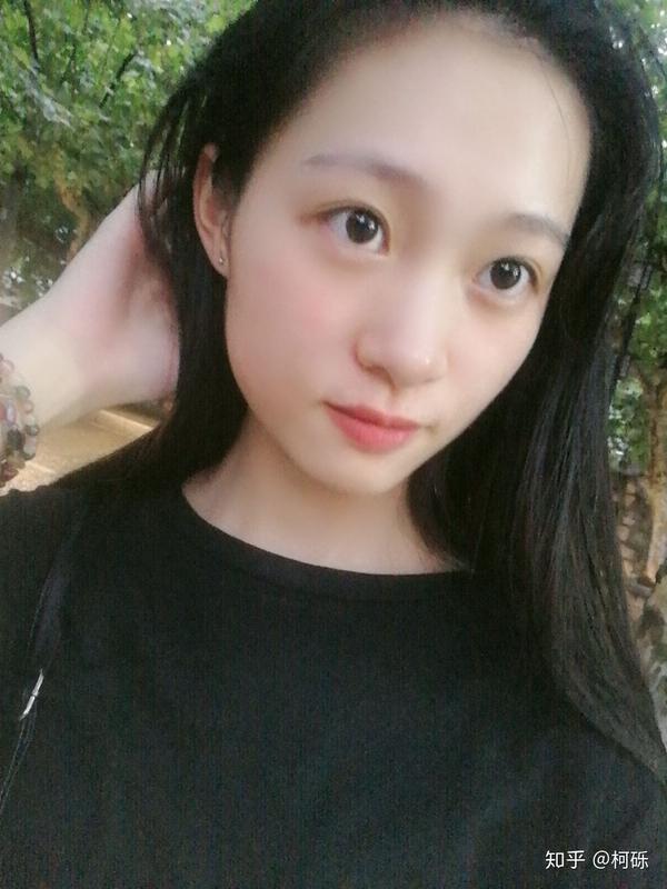 我头发是看起来感觉还挺多因为有点自然卷毛毛的又蓬,但是真的超级少
