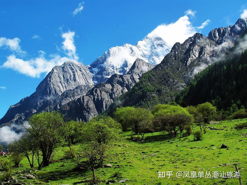 终年积雪,核心景点为双桥沟,长坪沟,海子沟,幺姑娘山(幺妹峰),三姑娘