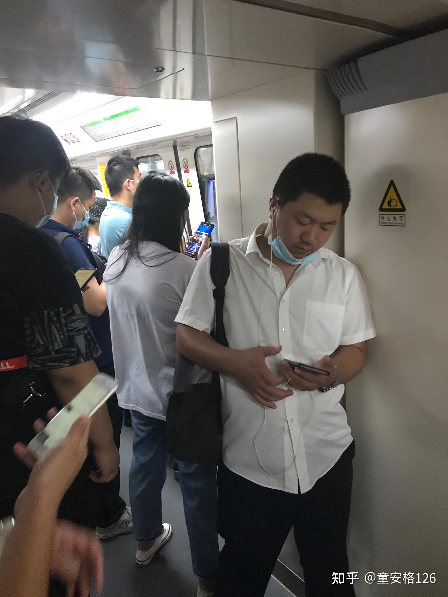 你知道地铁上为什么那么多人都在低头玩手机吗?为什么