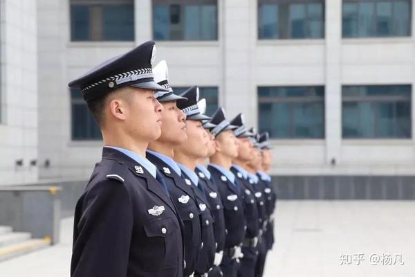 男生上警校后,新增七大气质!