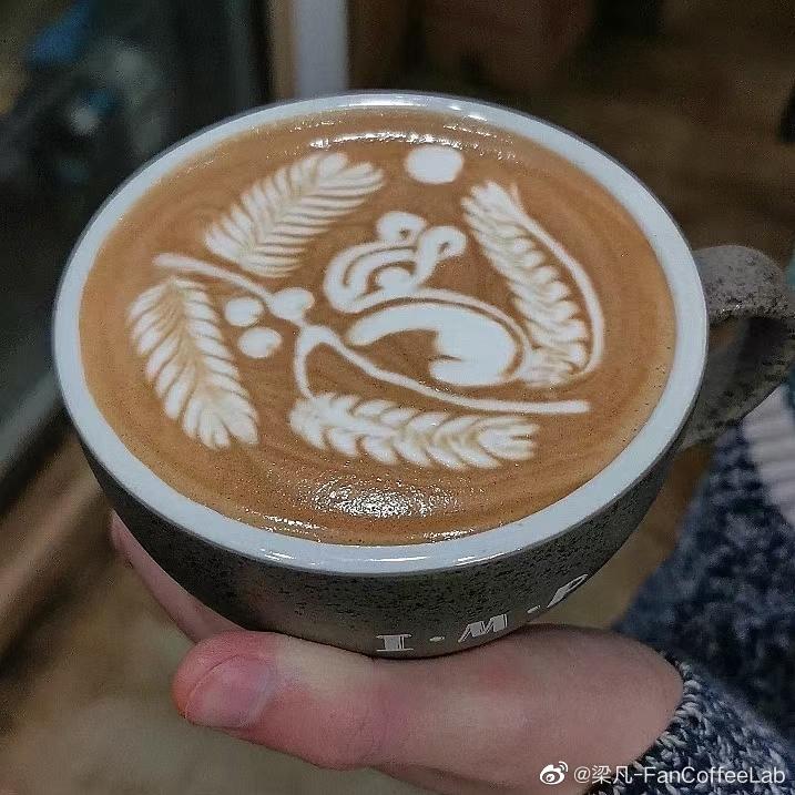 拉花,是在咖啡的表面制作出各种图案的一种工艺,在业界内,还有专