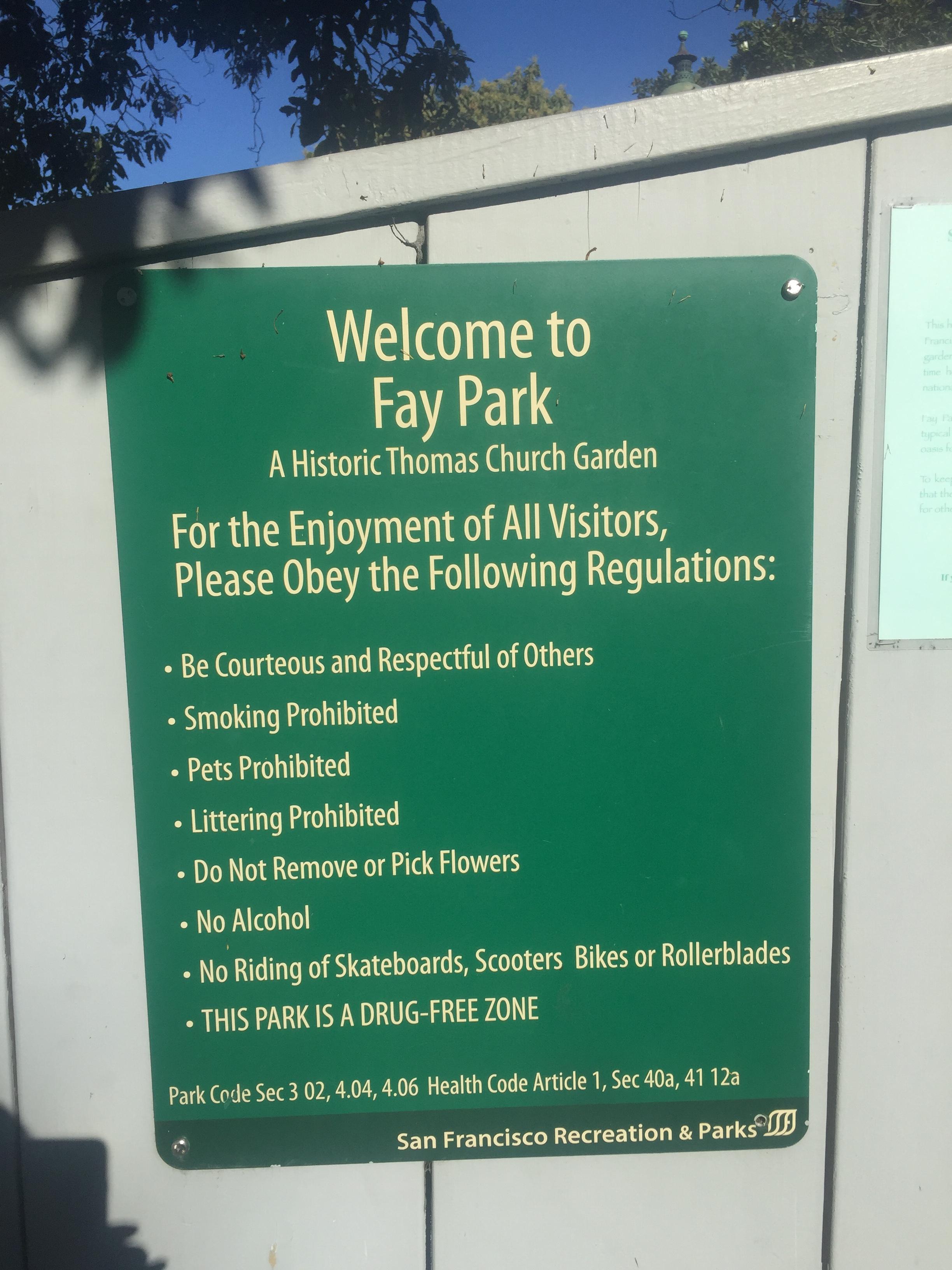 please be  courteous and respectful of others. 禁止宠物入内.