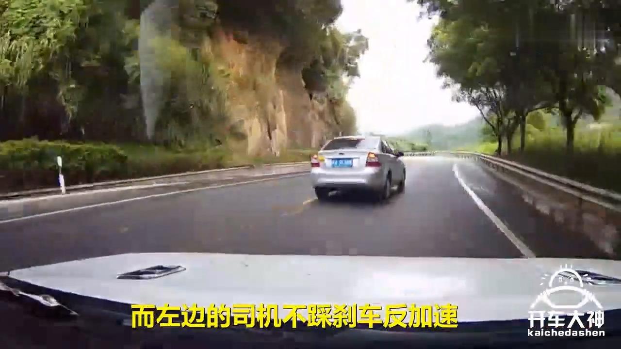 开车大神搞笑:宝马失控撞护栏,超速飞越大转盘!