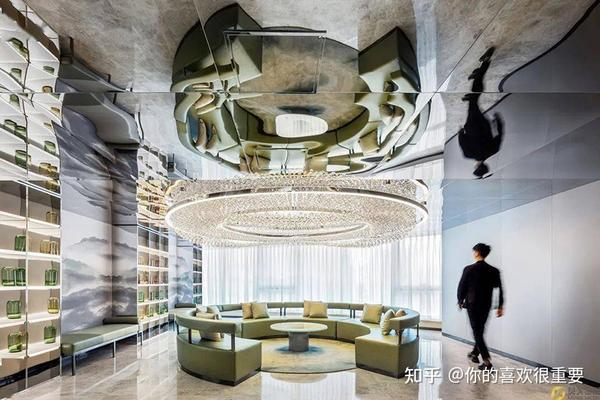 休息区运用镜面金属天花,通高展示柜的墙面,镜像的效果将