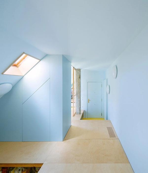 ▼斜屋顶及墙面采用淡蓝色  luis díaz díaz