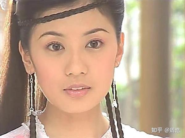 3)最大的败笔其实是脸型,贾静雯的脸型本身就不够漂亮,而且相比于五官