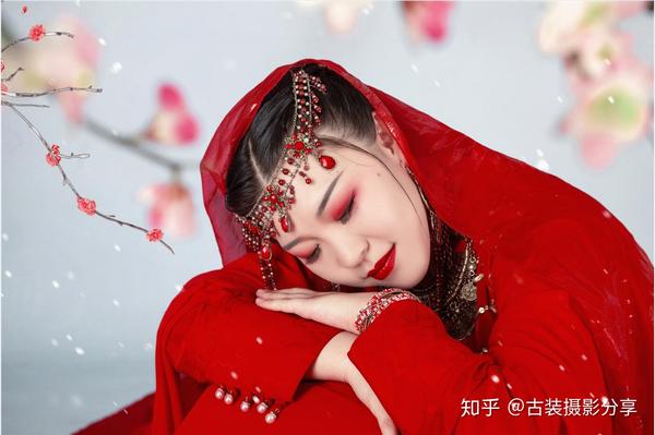 盘子女人坊古装写真,一袭红衣衬得肤白如雪