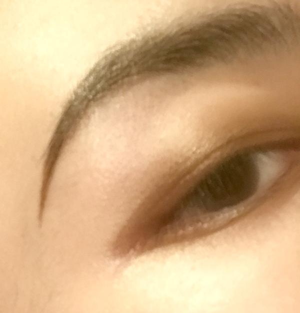 首先眉毛 如果是女生 眉毛比较少 但是较整齐的 那就拿眉笔轻轻画出