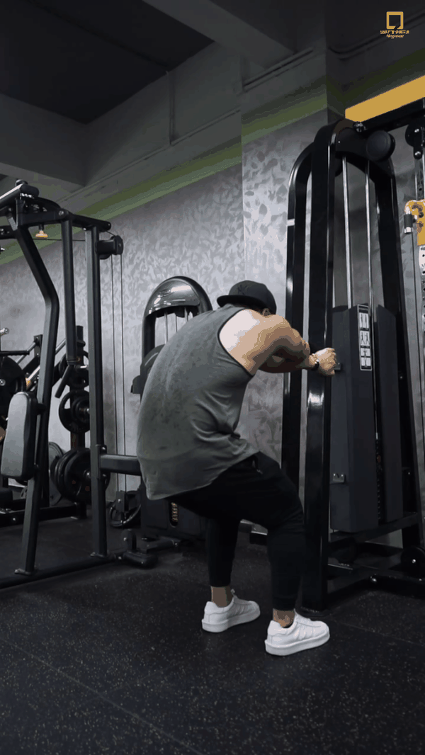 今天志文老师就教大家7个非常简单但很有效果的背部拉伸动作,赶紧get