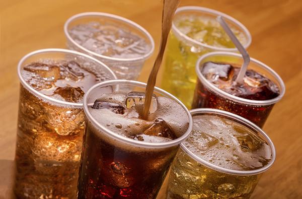 喝可乐久了牙齿会腐蚀掉碳酸饮料到底对牙齿有什么危害