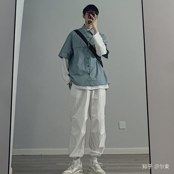 7.上身一个白色系穿搭 配上假两件西装短裤 运动休闲风