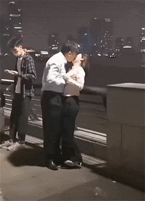 第一阶: 突如其来,直戳内心,让男人从突然的温暖中,体会心动.