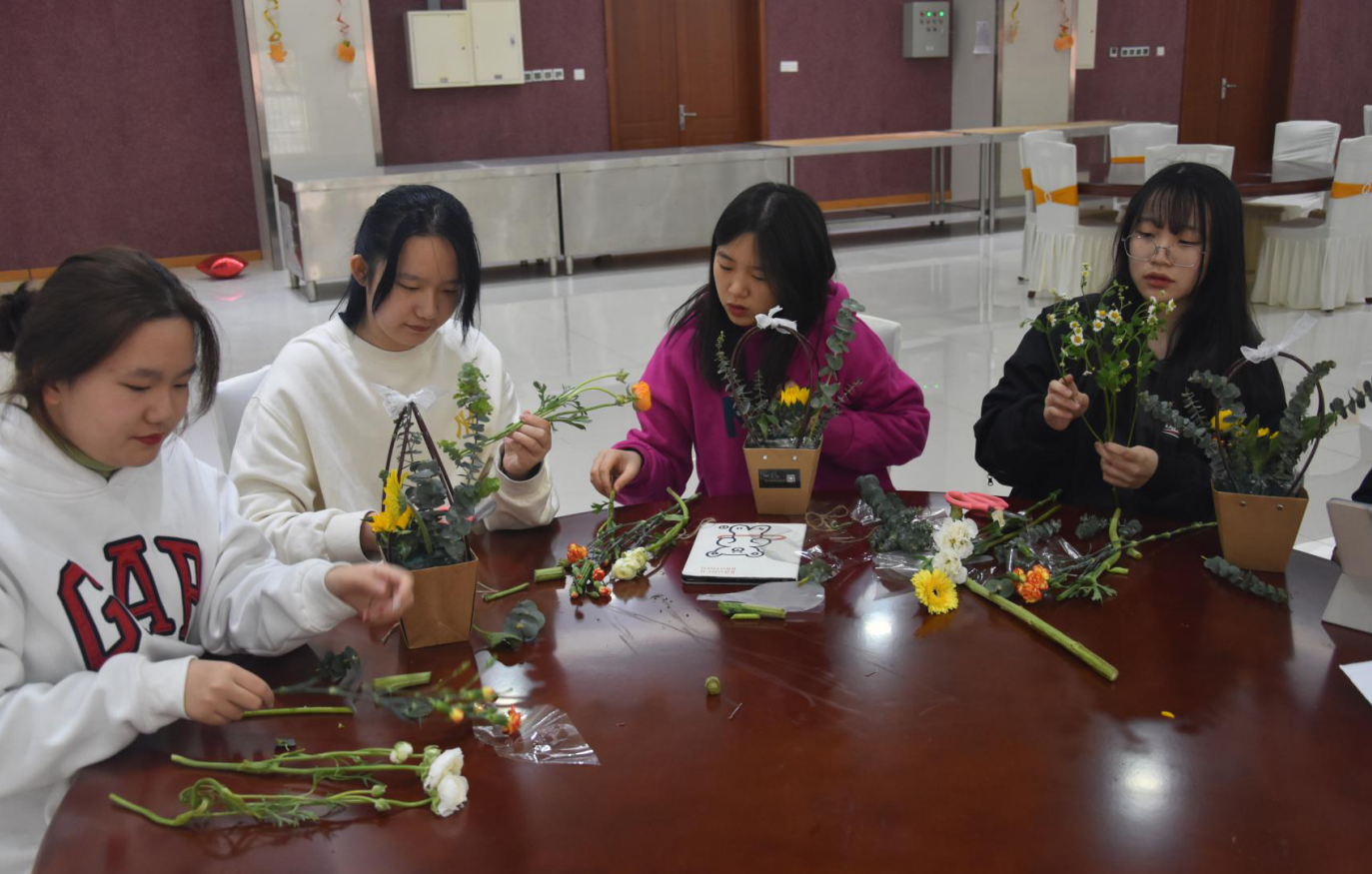 素手纤纤映花红博格思学校女神节插花活动