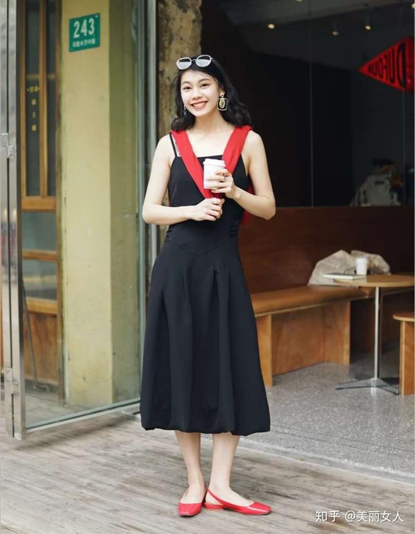小黑裙搭配什么鞋子好看