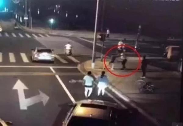 如果将反杀纹身宝马男的白衣哥无罪释放,你支持吗?