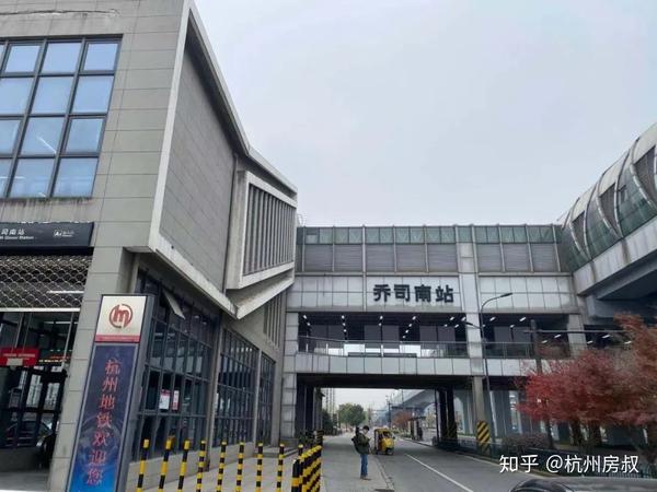 距离地铁1号线乔司南站约200米,从地铁乔司南站a口出来只需步行几