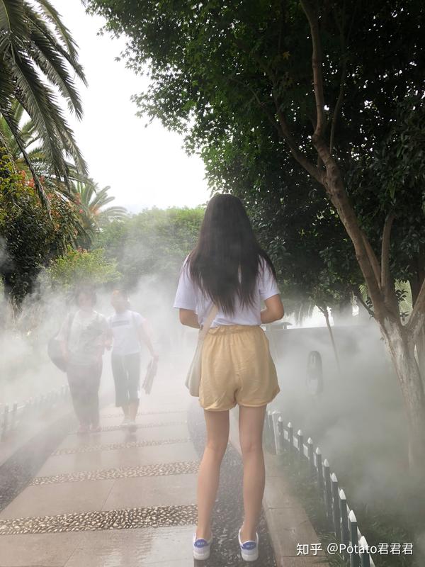 全身照合照很少,附一张男朋友昨天帮拍的背影,i8原相机,身边的人也都