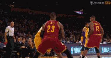 篮球背打时,防守者必须后退么?