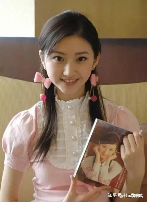 就在陆征开始寻找合适的人选签约时,水灵灵脆生生的17岁景甜落入了他