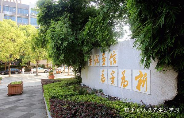 1994年经原国家教委批准,由湖南省商业管理干部学院和湖南商业高等